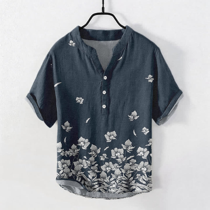 Buddha Stones Camisa de manga corta para hombre con estampado floral blanco en el bajo y medio botón. - image 0
