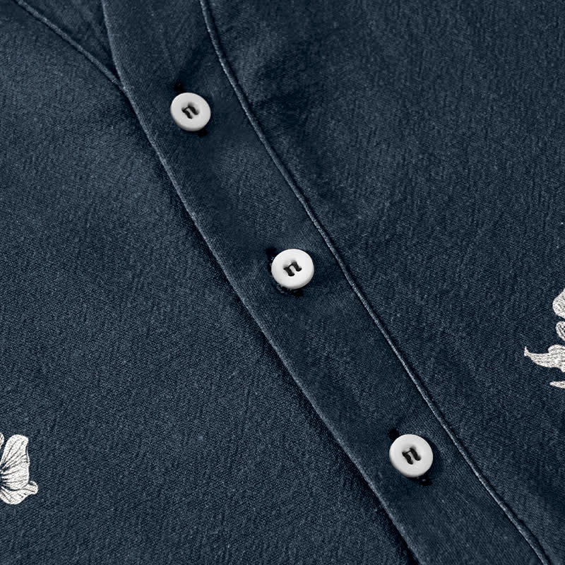 Buddha Stones Camisa de manga corta para hombre con estampado floral blanco en el bajo y medio botón. - image 3