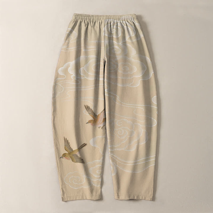 Buddha Stones Pantalones de hombre de algodón puro con estampado de pájaros en nubes y cordón ajustable, corte cónico y bolsillos. - image 3