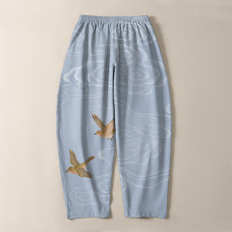 Buddha Stones Pantalones de hombre de algodón puro con estampado de pájaros en nubes y cordón ajustable, corte cónico y bolsillos. - image 10