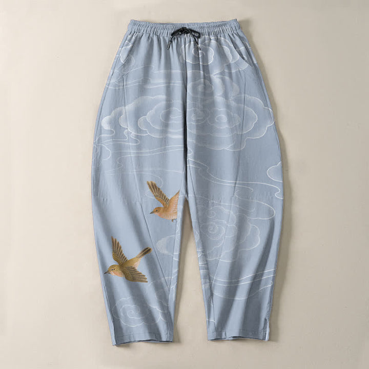 Buddha Stones Pantalones de hombre de algodón puro con estampado de pájaros en nubes y cordón ajustable, corte cónico y bolsillos. - image 9