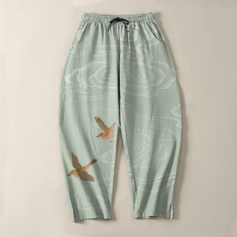 Buddha Stones Pantalones de hombre de algodón puro con estampado de pájaros en nubes y cordón ajustable, corte cónico y bolsillos. - image 13