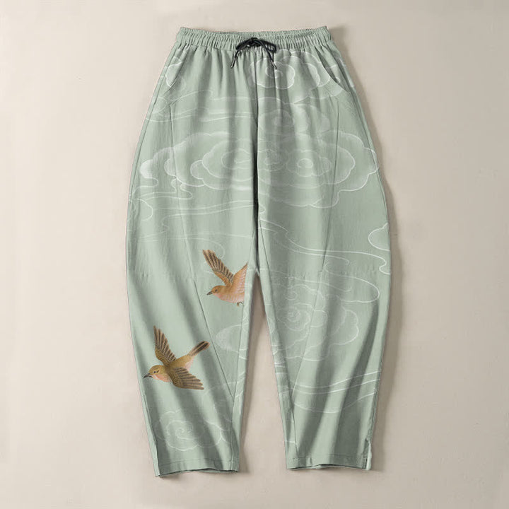 Buddha Stones Pantalones de hombre de algodón puro con estampado de pájaros en nubes y cordón ajustable, corte cónico y bolsillos. - image 13