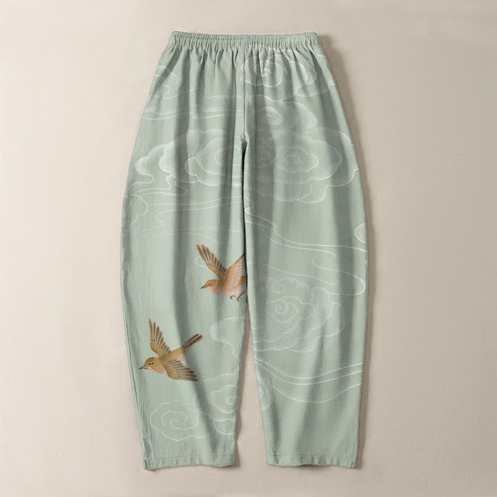 Buddha Stones Pantalones de hombre de algodón puro con estampado de pájaros en nubes y cordón ajustable, corte cónico y bolsillos. - image 14