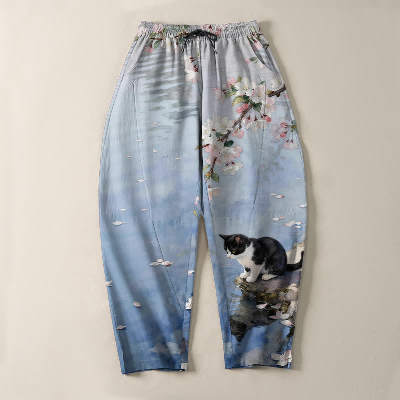Buddha Stones Pantalones de hombre de algodón puro con estampado de reflejo de agua de gato Sakura, cordón ajustable y corte cónico con bolsillos. - image 2