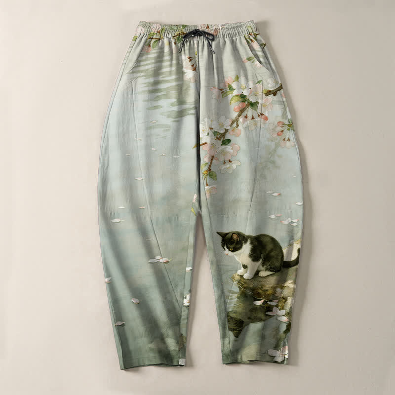 Buddha Stones Pantalones de hombre de algodón puro con estampado de reflejo de agua de gato Sakura, cordón ajustable y corte cónico con bolsillos. - image 9