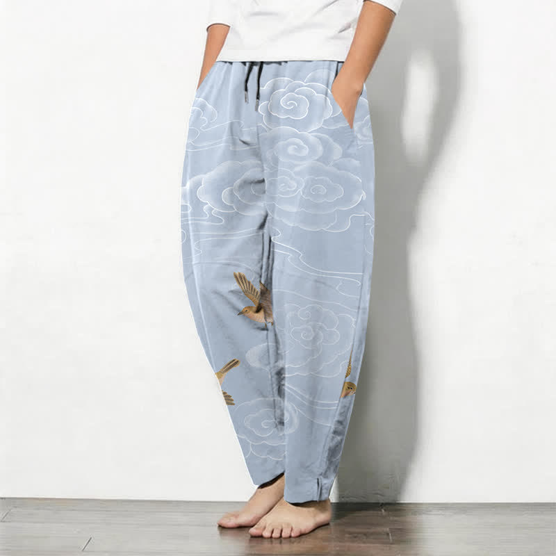 Buddha Stones Pantalones de hombre de algodón puro con estampado de pájaros en nubes y cordón ajustable, corte cónico y bolsillos. - image 8