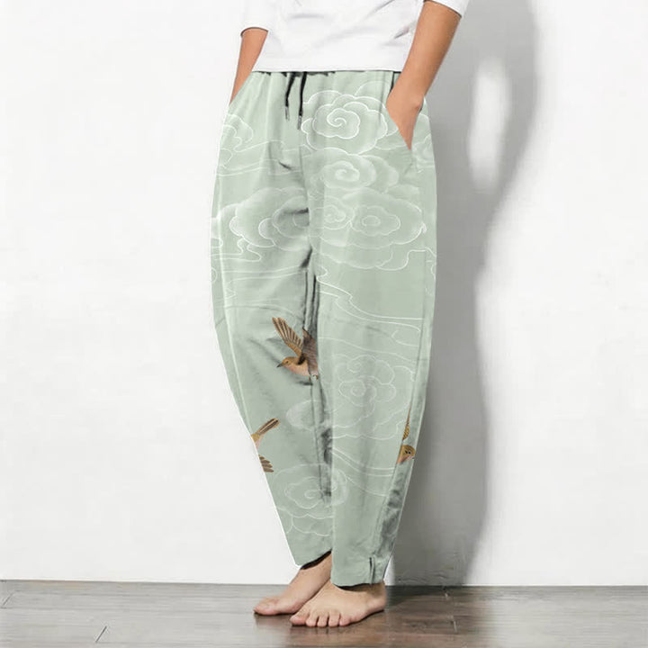Buddha Stones Pantalones de hombre de algodón puro con estampado de pájaros en nubes y cordón ajustable, corte cónico y bolsillos. - image 12