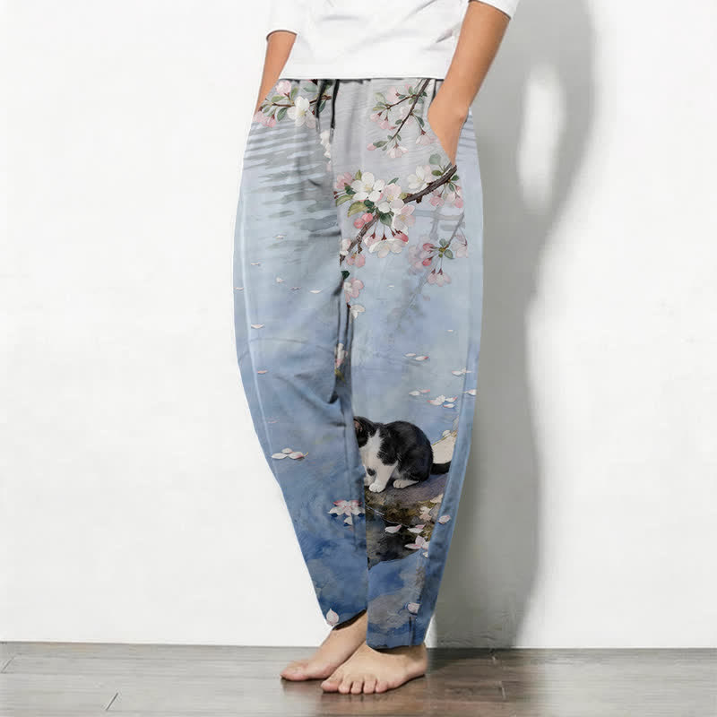 Buddha Stones Pantalones de hombre de algodón puro con estampado de reflejo de agua de gato Sakura, cordón ajustable y corte cónico con bolsillos. - image 1