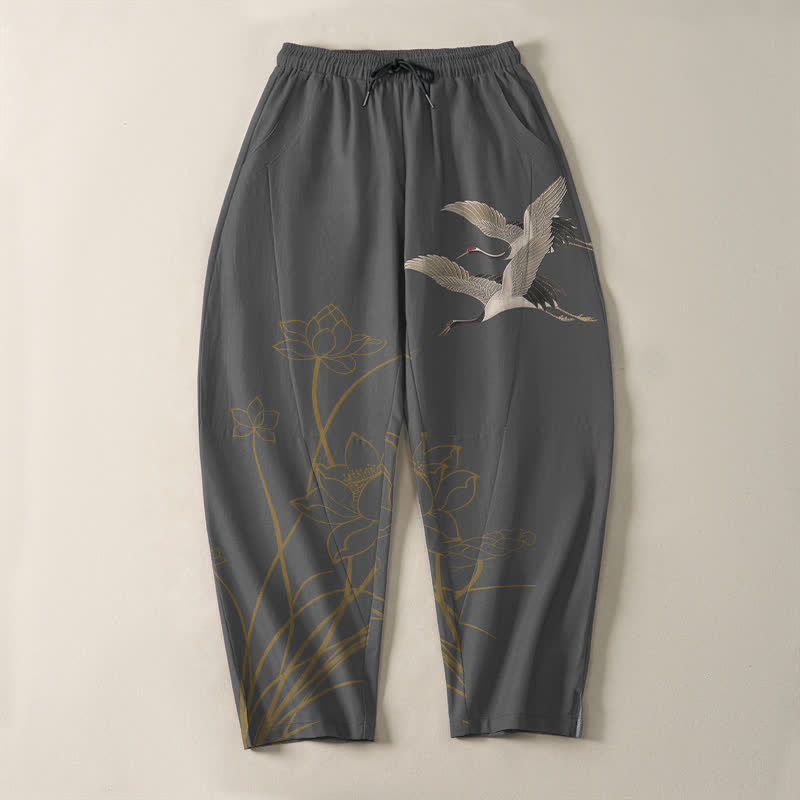 Buddha Stones Pantalones de hombre de algodón puro con estampado de grullas voladoras y flores de loto, con cordón ajustable y corte ajustado, y bolsillos. - image 2