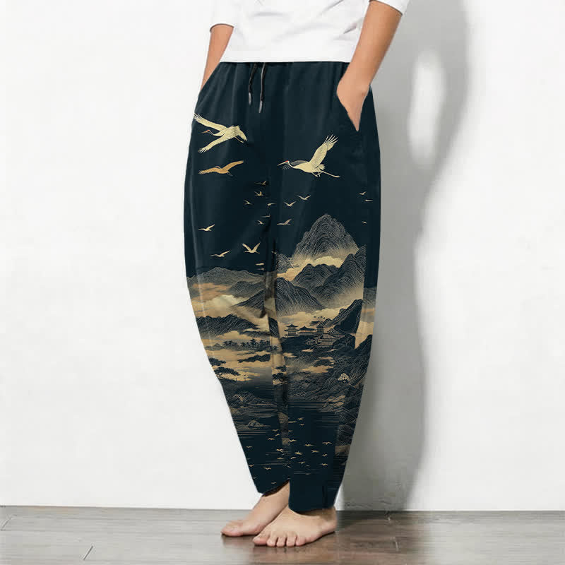 Buddha Stones Pantalones de hombre de algodón puro con estampado de grullas de montaña y cordón ajustable, corte cónico y bolsillos. - image 1