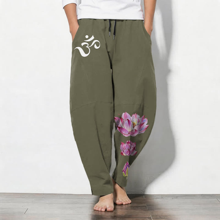 Buddha Stones Pantalones de hombre de algodón puro con estampado de loto rosa y cordón ajustable, corte cónico y bolsillos. - Verde oliva - US/UK/AU50, EU60 (5XL) - image 0