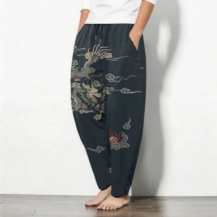 Buddha Stones Pantalones de hombre de algodón puro con estampado de dragón, nube y bola de fuego, con cordón ajustable y bolsillos. - image 1