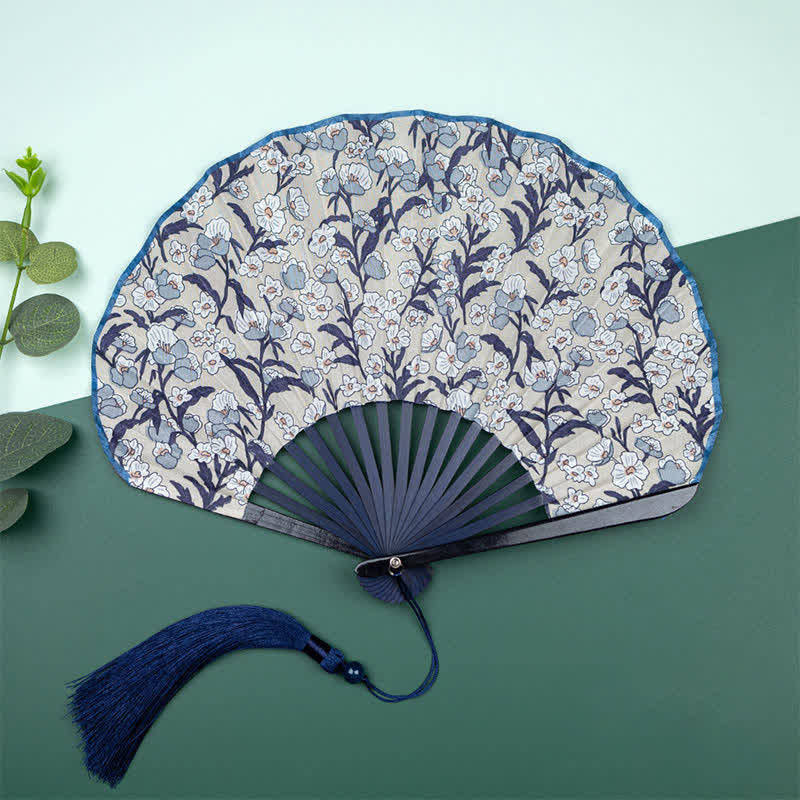Buddha Stones Ventilador plegable con borla y estampado floral de frutas de bambú - Flores azul claro (borla de cortesía) - image 0