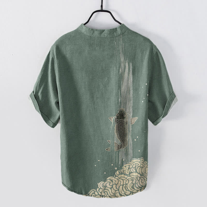 Buddha Stones Camisa de manga corta con medio botón y estampado de ondas de agua de peces koi para hombre, de algodón. - image 1