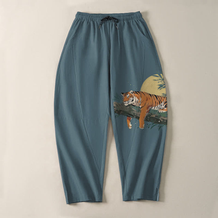 Buddha Stones Pantalones de hombre de algodón puro con estampado de tigre reclinado y luna, con cordón ajustable y corte ajustado, bolsillos. - image 2