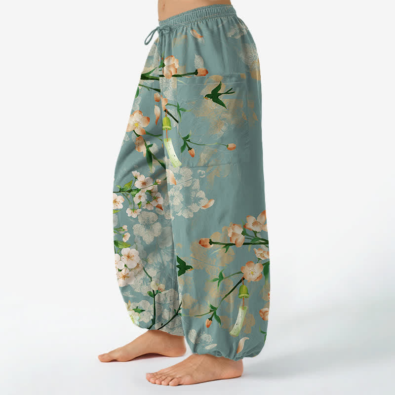 Buddha Stones Pantalones harem de algodón con estampado de flores de durazno y pájaros volando, cintura elástica y bolsillos laterales para mujer. - image 1