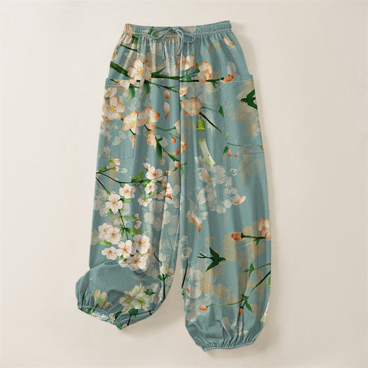 Buddha Stones Pantalones harem de algodón con estampado de flores de durazno y pájaros volando, cintura elástica y bolsillos laterales para mujer. - image 3