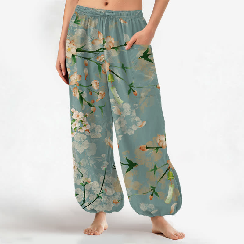 Buddha Stones Pantalones harem de algodón con estampado de flores de durazno y pájaros volando, cintura elástica y bolsillos laterales para mujer. - Azul cadete - US16，UK/AU20，EU48 (3XL) - image 0