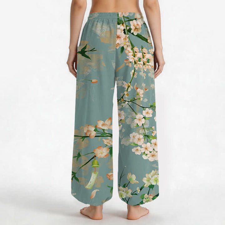 Buddha Stones Pantalones harem de algodón con estampado de flores de durazno y pájaros volando, cintura elástica y bolsillos laterales para mujer. - image 2