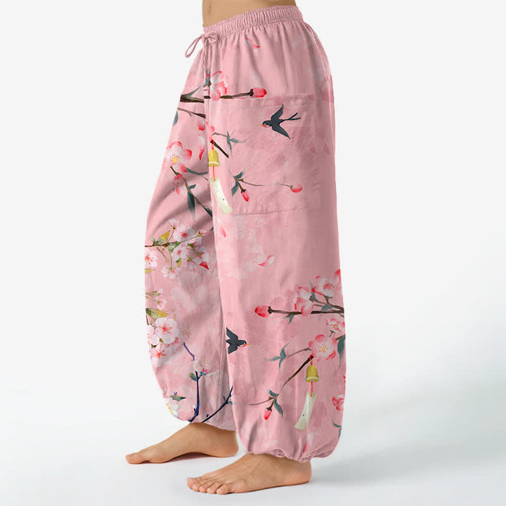 Buddha Stones Pantalones harem de algodón con estampado de flores de durazno y pájaros volando, cintura elástica y bolsillos laterales para mujer. - image 8