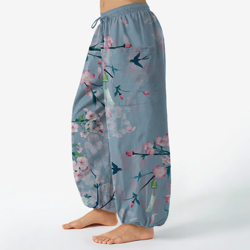 Buddha Stones Pantalones harem de algodón con estampado de flores de durazno y pájaros volando, cintura elástica y bolsillos laterales para mujer. - image 11