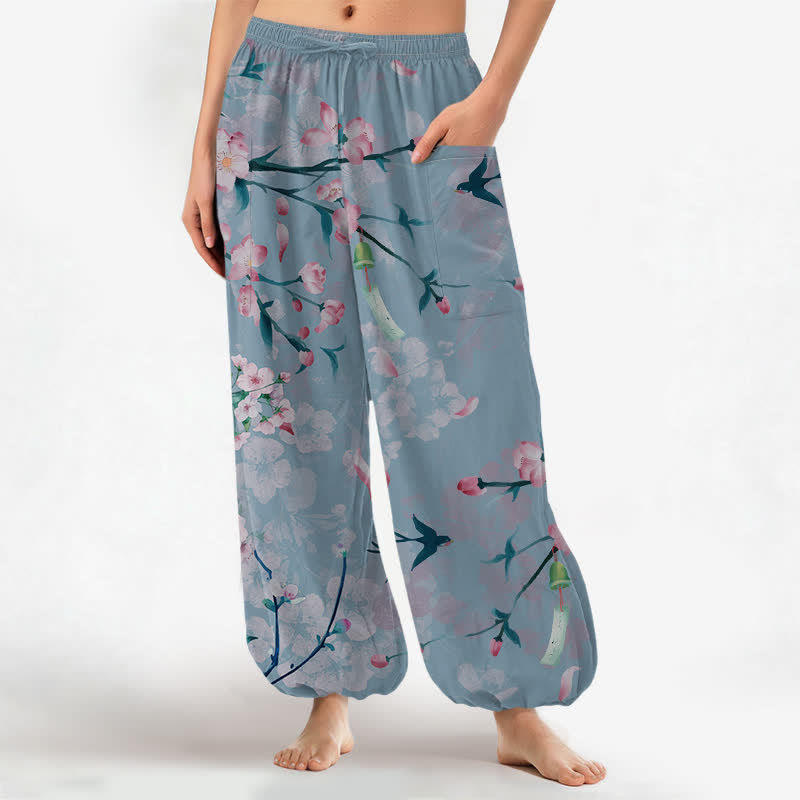 Buddha Stones Pantalones harem de algodón con estampado de flores de durazno y pájaros volando, cintura elástica y bolsillos laterales para mujer. - Azul acero claro - US16，UK/AU20，EU48 (3XL) - image 10