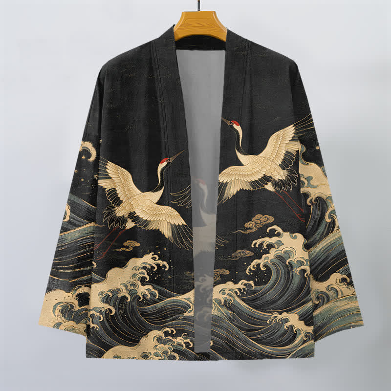 Buddha Stones Kimono de hombre con frente abierto, estampado de grulla dorada y ondas, de algodón. - image 1