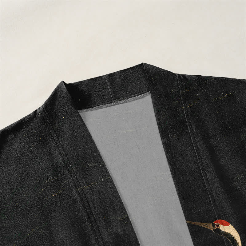 Buddha Stones Kimono de hombre con frente abierto, estampado de grulla dorada y ondas, de algodón. - image 3