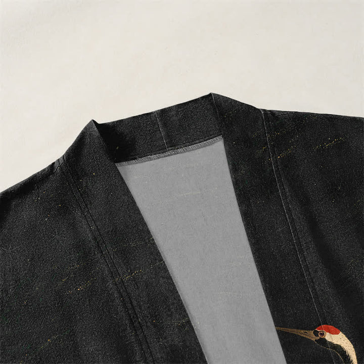 Buddha Stones Kimono de hombre con frente abierto, estampado de grulla dorada y ondas, de algodón. - image 3