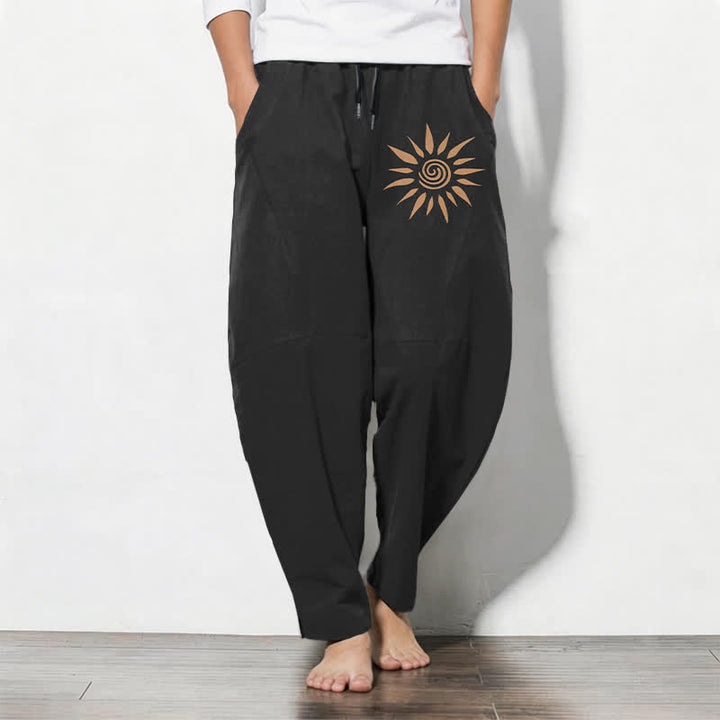 Buddha Stones Pantalones de hombre de algodón puro con estampado de espiral solar, cordón ajustable y corte cónico, con bolsillos. - Negro - US/UK/AU50, EU60 (5XL) - image 0