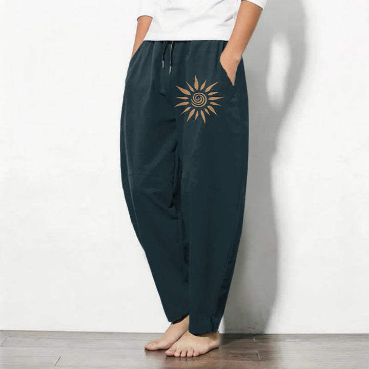 Buddha Stones Pantalones de hombre de algodón puro con estampado de espiral solar, cordón ajustable y corte cónico, con bolsillos. - image 8