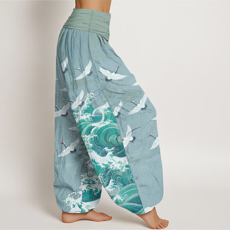 Buddha Stones Pantalones harem de mujer con cintura elástica y estampado de grullas y olas marinas en color blanco algodón. - image 9