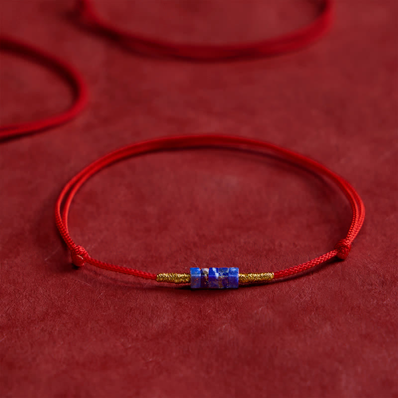 Buddha Stones Pulsera de la suerte de hilo rojo de lapislázuli, tejida a mano, ultrafina, con forma cuadrada pequeña. - Lapislázuli (circunferencia de la muñeca: 5,9–6,7 pulgadas / 15–17 cm) - image 0