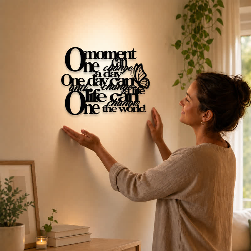 Buddha Stones Cuadro decorativo de pared moderno y minimalista de hierro con una cita inspiradora sobre una mariposa y símbolos significativos. - image 1