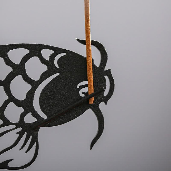 Buddha Stones Quemador de incienso Zen con base de madera y diseño de pez koi para el éxito - image 10