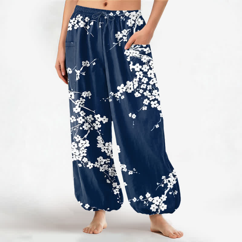 Buddha Stones Pantalones harem de algodón blanco con estampado de flores de ciruelo y cintura elástica para mujer, con bolsillos laterales. - Marina de guerra - US16，UK/AU20，EU48 (3XL) - image 0