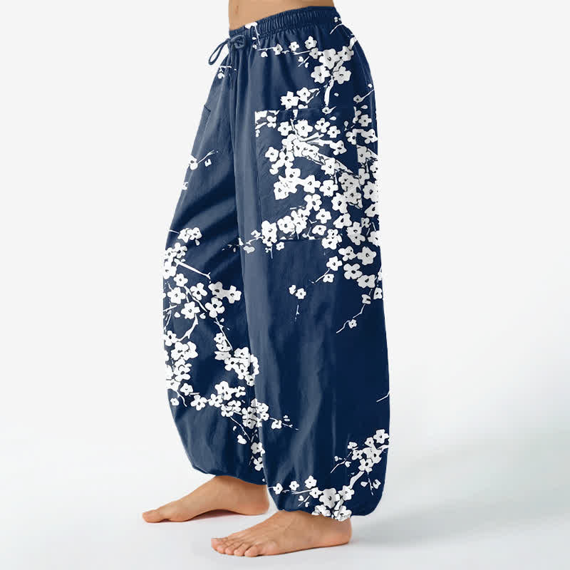 Buddha Stones Pantalones harem de algodón blanco con estampado de flores de ciruelo y cintura elástica para mujer, con bolsillos laterales. - image 1