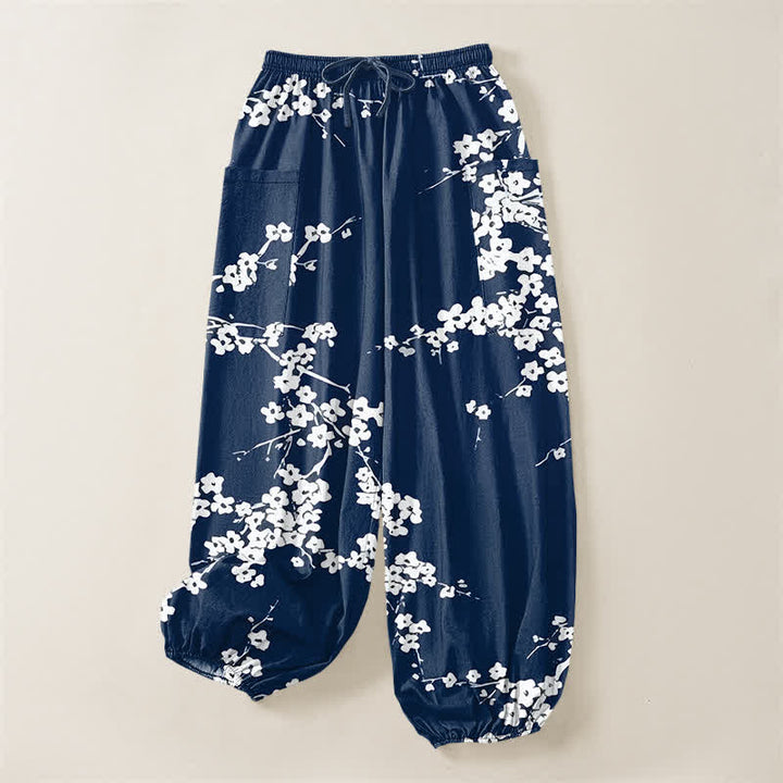 Buddha Stones Pantalones harem de algodón blanco con estampado de flores de ciruelo y cintura elástica para mujer, con bolsillos laterales. - image 3