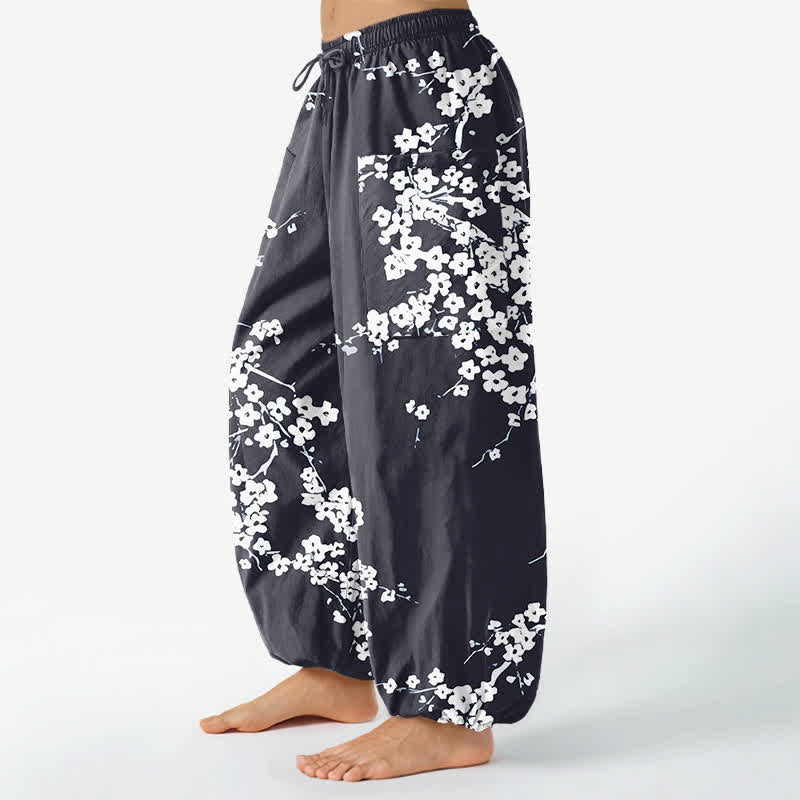 Buddha Stones Pantalones harem de algodón blanco con estampado de flores de ciruelo y cintura elástica para mujer, con bolsillos laterales. - image 11