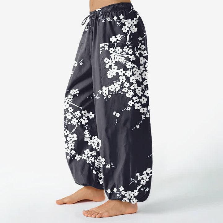 Buddha Stones Pantalones harem de algodón blanco con estampado de flores de ciruelo y cintura elástica para mujer, con bolsillos laterales. - image 11