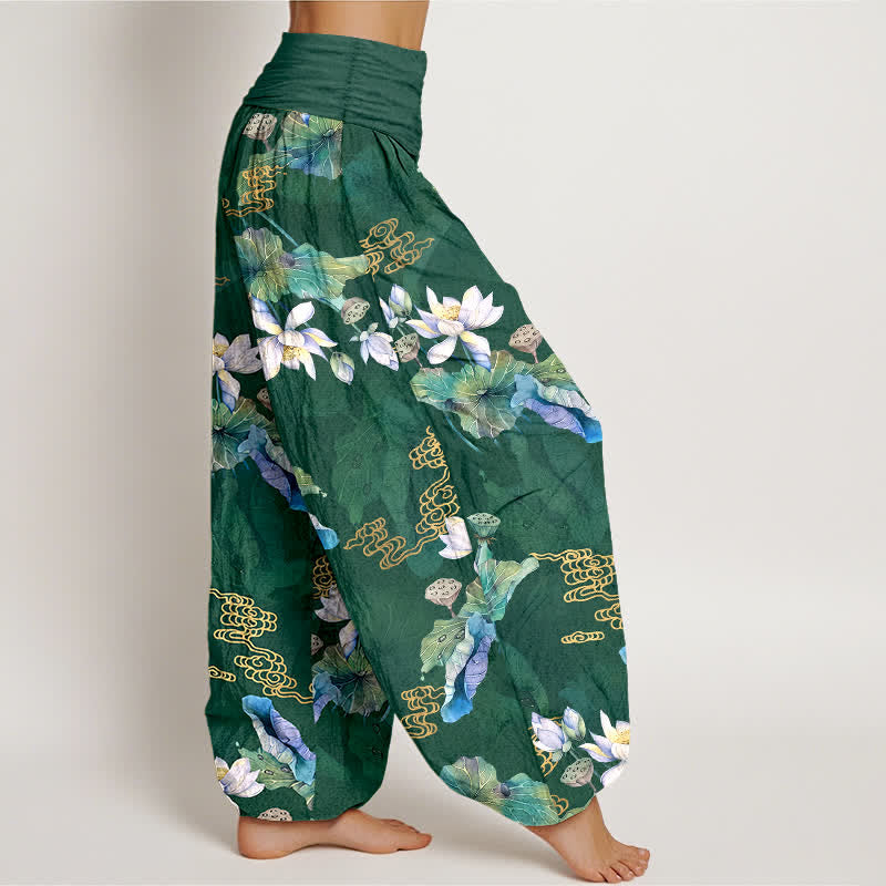 Buddha Stones Pantalones harem de mujer con cintura elástica y estampado de hojas de loto blancas de algodón. - image 1