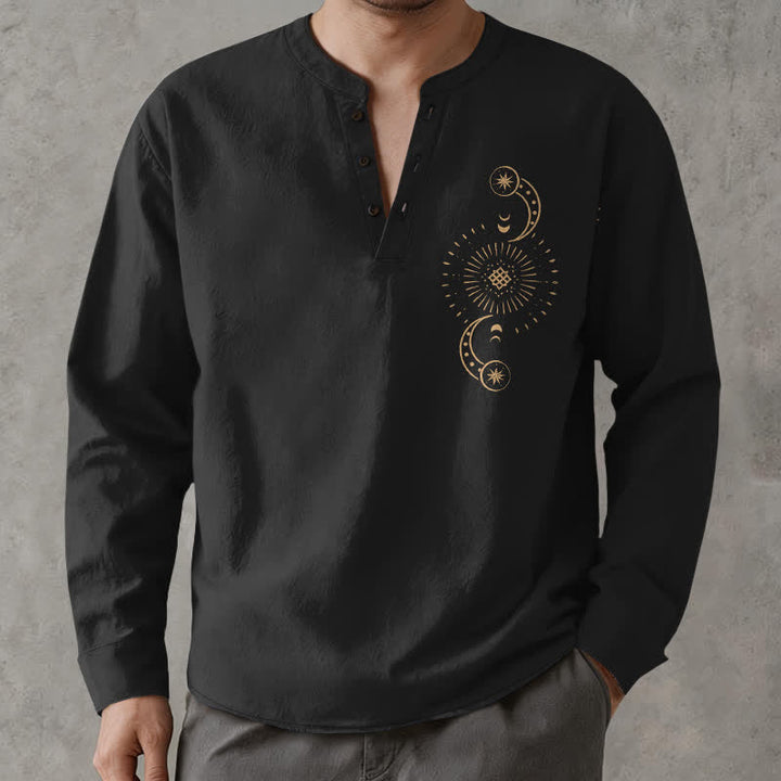 Buddha Stones Camisas de manga larga para hombre de algodón con cuello en V y estampado de sol y luna celestiales. - image 1