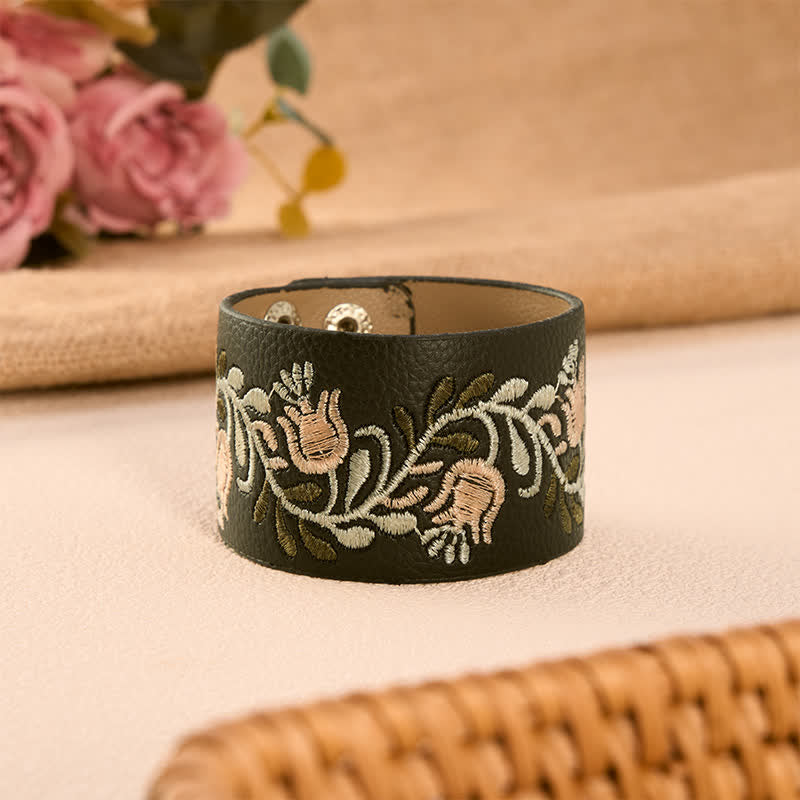 Buddha Stones Pulsera protectora con hebilla de cuero trenzado a mano con diseño de enredadera de flores blancas - Floral (Circunferencia de la muñeca: Aprox. 5,9–6,7 pulgadas / 15–17 cm) - image 0