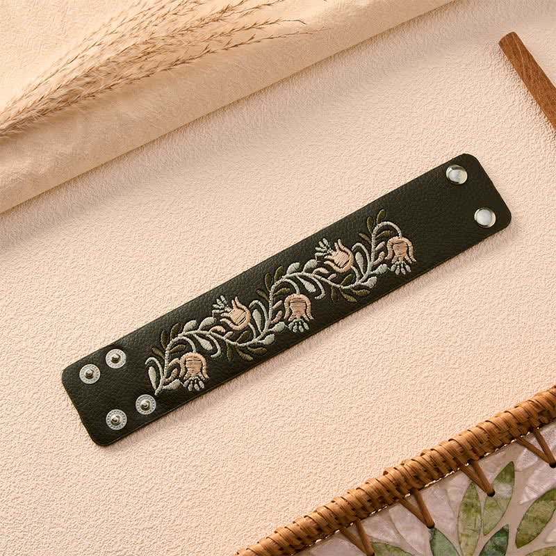Buddha Stones Pulsera protectora con hebilla de cuero trenzado a mano con diseño de enredadera de flores blancas - image 5