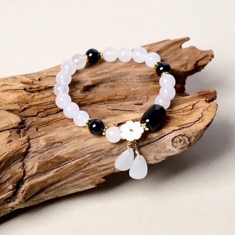 Buddha Stones Elegante pulsera colgante floral de calcedonia blanca y ágata negra - Ónix negro (Protección ♥ Fortuna) - image 0