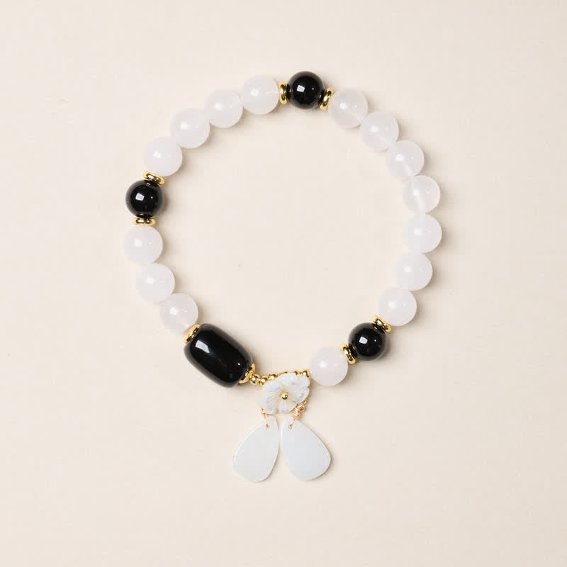 Buddha Stones Elegante pulsera colgante floral de calcedonia blanca y ágata negra - image 1