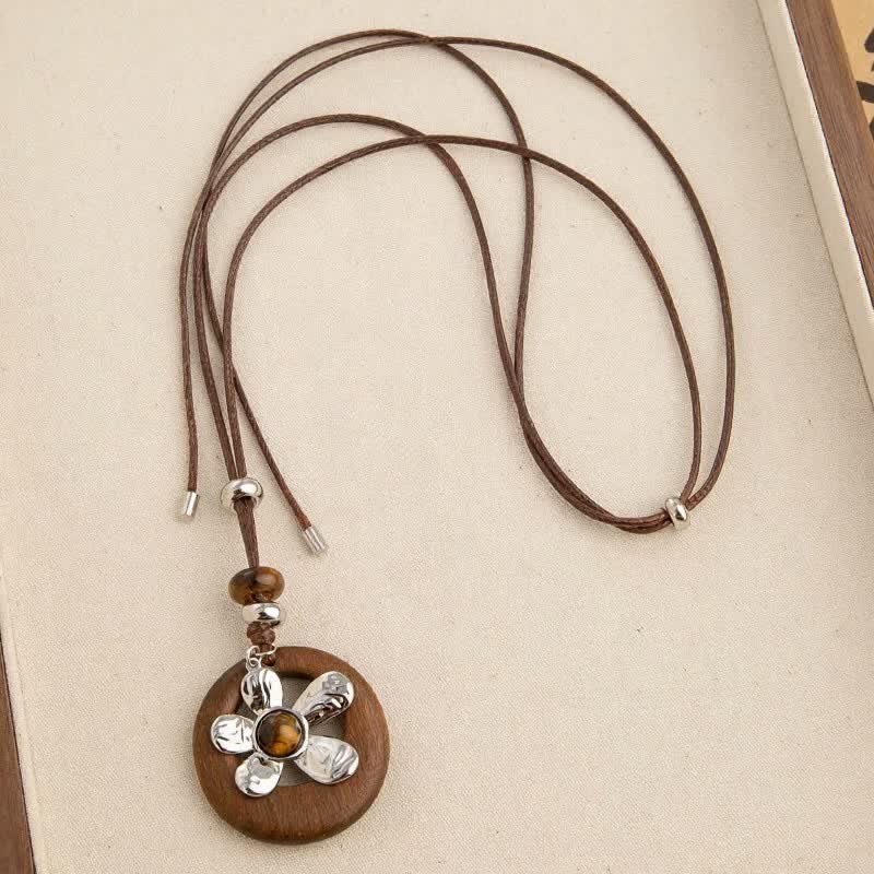 Buddha Stones Collar con colgante floral de sándalo vintage para conexión a tierra y protección - image 1