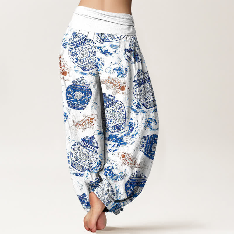 Buddha Stones Pantalones harem de mujer con cintura elástica, estampado floral de botellas azules y blancas y de peces koi, de algodón. - image 1