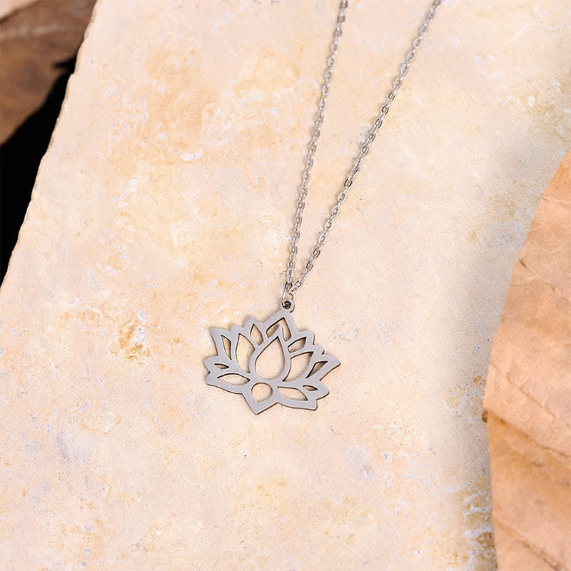 Buddha Stones Collar con colgante calado Lotus Purity de acero de titanio - image 3